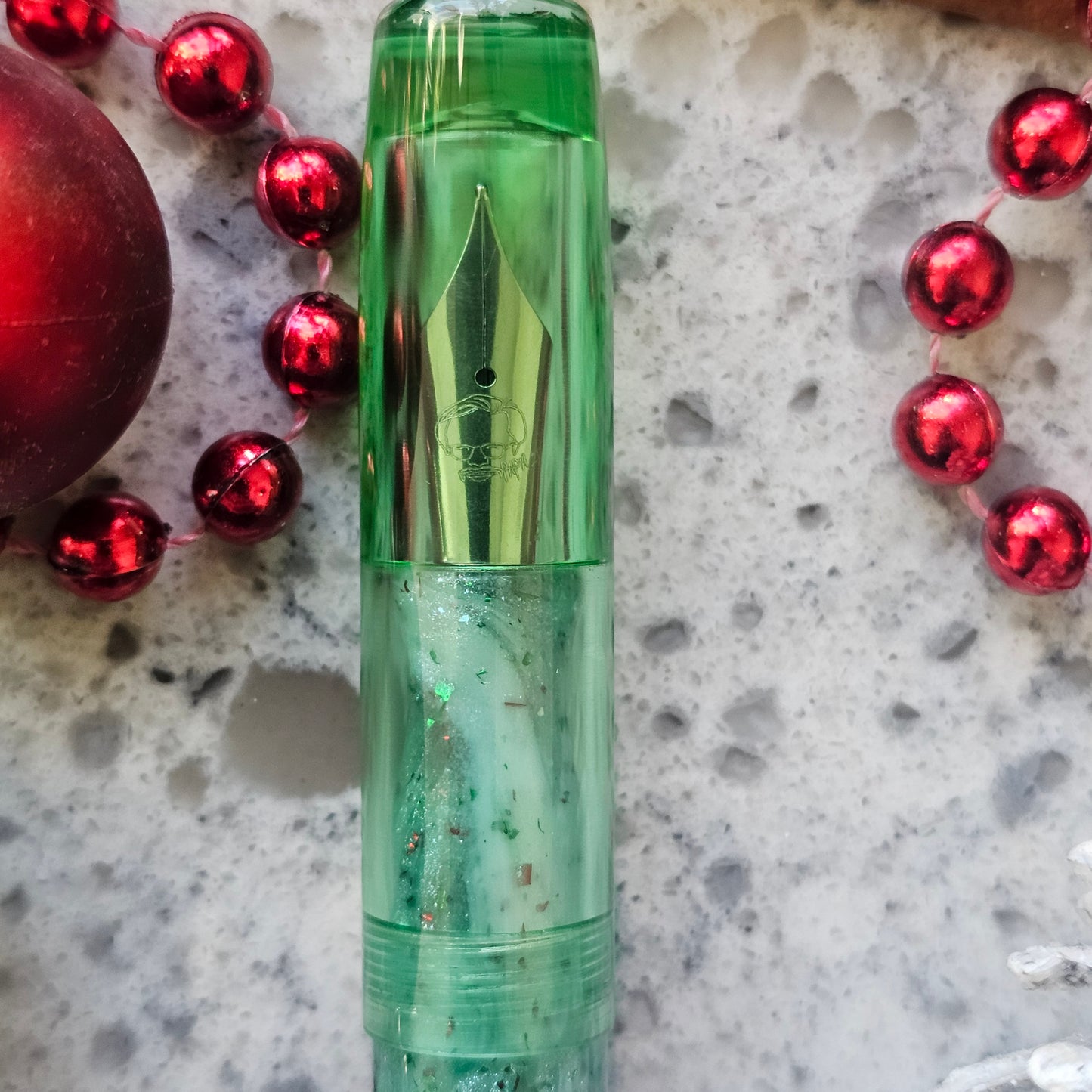 Wintergreen/Holly Wreath Floral Finial Fountain Pen