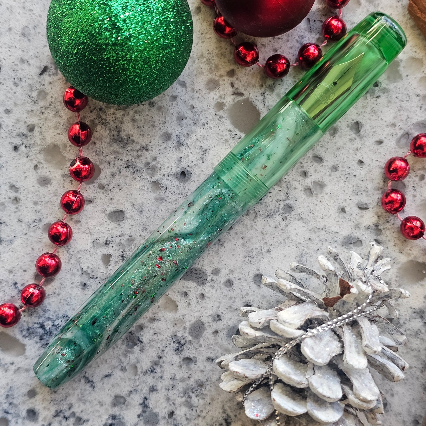 Wintergreen/Holly Wreath Floral Finial Fountain Pen