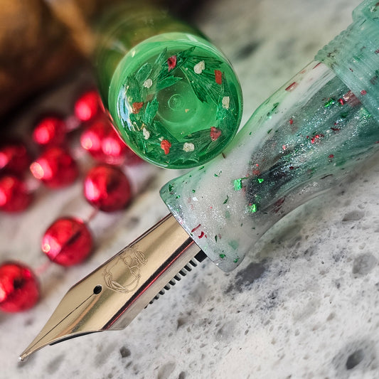Wintergreen/Holly Wreath Floral Finial Fountain Pen